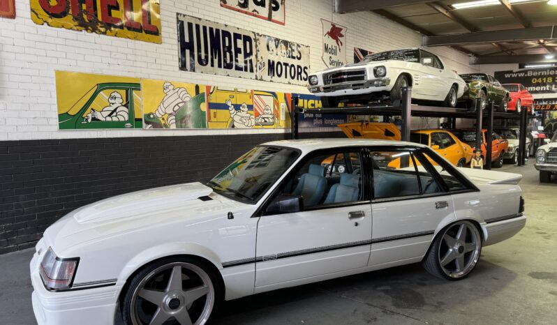 
								1985 Holden VK SS Brock Replica full									