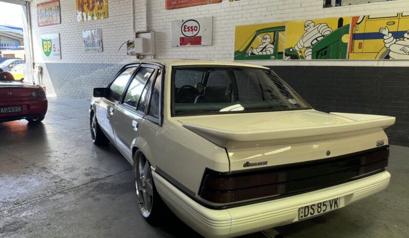 
								1985 Holden VK SS Brock Replica full									